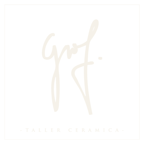 Logotipo con un diseño abstracto escrito a mano en el centro y el texto "Taller Ceramica" en la parte inferior.